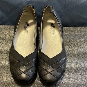 Black dressy flat slip on shoes. Womens Size 7 1/2 M. Cliffs by White Mountain